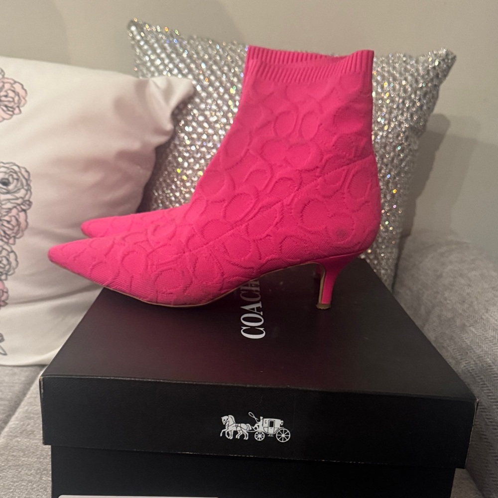 Stylish Pink Women's Ankle Boots - Picture 3 of 4